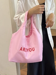 Grand sac cabas rose pour femme avec lettres AREYOU rouges au style minimaliste moderne