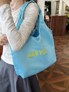 Grand sac fourre-tout bleu ciel avec imprimé lettres jaunes et texture en nylon brillant