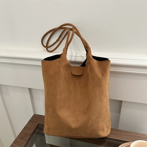 Sac seau rétro en daim marron avec poignées cylindriques et fermeture magnétique