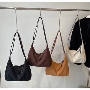 Sélection de grands cabas vintage en noir, café, caramel et beige