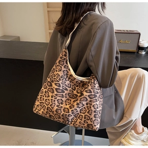 Primo piano della borsa hobo leopardata con trama in tela di alta qualità e dettagli