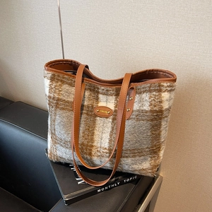 Grande borsa tote in lana a scacchi con manici in pelle marrone e logo in metallo dorato