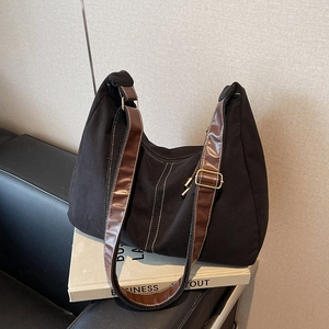 Sac cabas vintage en toile noir mat avec bandoulière en cuir marron et surpiqûres