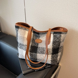 Grande borsa tote in lana a quadri bianchi e neri con manici in pelle marrone per il lavoro