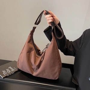 Sac cabas rétro en toile marron avec coutures contrastées et bandoulière en cuir