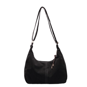 Grand sac cabas noir mat rétro avec coutures contrastées et bandoulière réglable pour femme