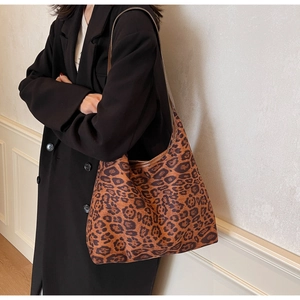 Dettaglio ravvicinato della grande borsa tote leopardata con texture morbida invernale