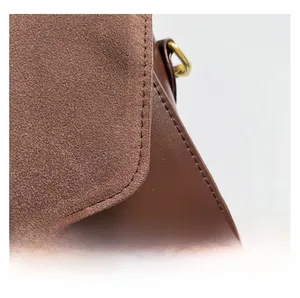 Detailaufnahme der dunkelbraunen Tasche mit Leder-Wildleder-Patchwork und goldener Ringschnalle
