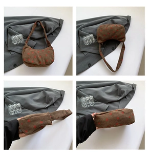 Gedetailleerd vierzijdig zicht van een bruine corduroy hobo tas met aardbeipatroon