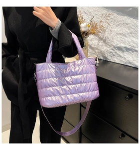 Detail der fliederfarbenen Stepptasche mit glänzendem Finish und abnehmbarem Gurt