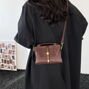 Vintage braune Umhängetasche mit Wildleder-Einsätzen und goldenen Metallschnallendetails