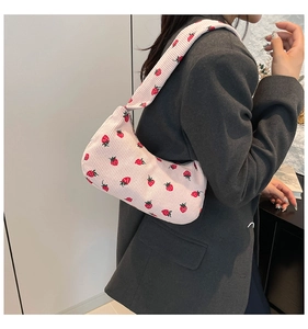 Détail du sac bandoulière en velours côtelé à motif fraise et texture rose