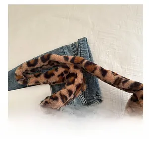 Détail du sac à bandoulière en fausse fourrure léopard avec poignée en peluche et fermeture éclair