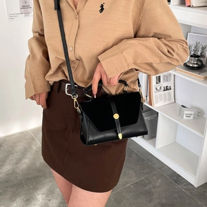 Minimalistische matt-schwarze Umhängetasche aus Leder mit goldener Metallschnalle