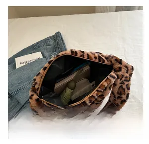 Vue intérieure du sac en peluche léopard montrant sa grande capacité pour parapluie et carnet