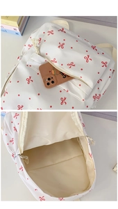 Details der vorderen Reißverschlusstasche und des Hauptfachs des Rucksacks mit Schleifchen