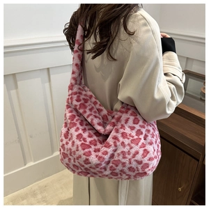 Détail du sac cabas en peluche léopard rose avec texture fausse fourrure et bandoulière