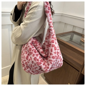 Détail du sac hobo en peluche léopard rose avec une texture douce en fausse fourrure