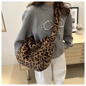Gros plan du sac hobo en fausse fourrure léopard avec texture peluche et bandoulière
