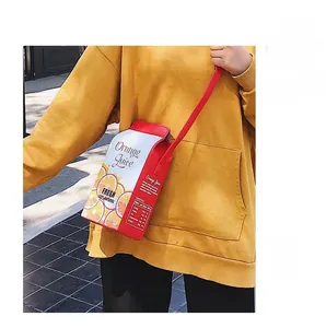 Détail du sac à bandoulière créatif en forme de brique de jus d'orange avec sangle