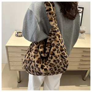 Détail d'un sac à bandoulière en fausse fourrure léopard avec texture douce et spacieuse