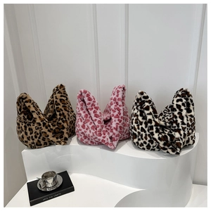 Trois sacs hobo en peluche avec imprimé léopard en marron, rose et blanc exposés