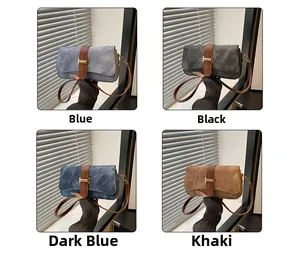 Vue détaillée de sacs à bandoulière minimalistes en bleu, noir et kaki avec boucles en H