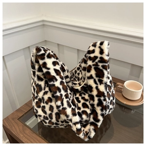 Gros plan détaillé sur la texture en fausse fourrure léopard d'un sac à main en peluche