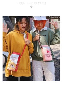 Photo en extérieur de sacs bandoulière créatifs en forme de briques de jus et lait fraise