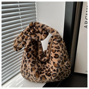 Vue détaillée du sac hobo duveteux à motif léopard avec une texture en fausse fourrure