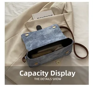 Détail de l'intérieur spacieux du sac à bandoulière bleu rétro montrant la capacité