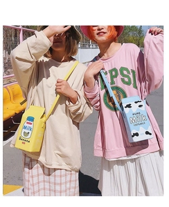 Détail de sacs bandoulière créatifs en forme de brique de lait jaune et bleue avec sangle