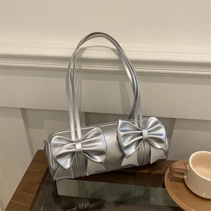 Zylindrische Schultertasche in Metallic-Silber mit 3D-Schleifen und glatter Textur