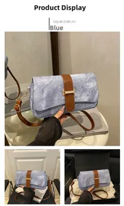 Vues détaillées du sac à bandoulière bleu à motifs avec sangle en cuir brun et fermoir doré