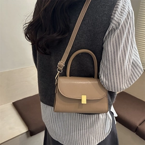 Petit sac à main carré beige minimaliste avec fermoir doré et bandoulière réglable