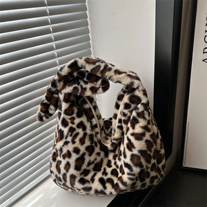 Sac à épaule en peluche à motif léopard avec poignée nouée au design hivernal