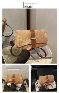 Détail du sac à bandoulière rétro kaki avec boucle métallique en forme de H et finitions