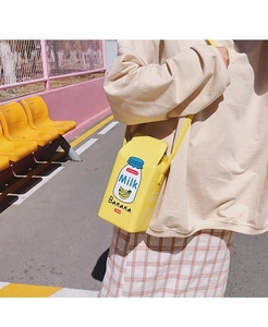 Détail du sac bandoulière boîte de lait à la banane porté par un mannequin