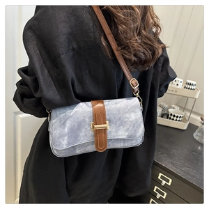 Vue détaillée du sac à bandoulière en denim bleu clair de style français avec accents cuir