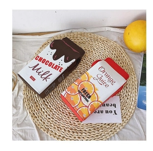 Détail de sacs bandoulière créatifs en forme de briques de lait au chocolat et jus d'orange