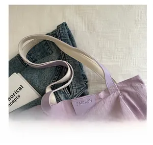 Détail du sac fourre-tout en nylon violet imperméable avec étiquette et sangle