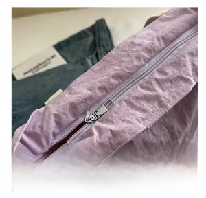 Détail du zip en métal argenté et de la texture plissée du sac fourre-tout violet