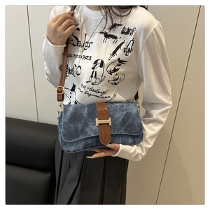 Vue détaillée du sac à bandoulière en jean vintage avec sangle en cuir marron