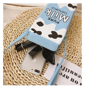 Détail du sac bandoulière brique de lait montrant l'espace pour téléphone et lunettes