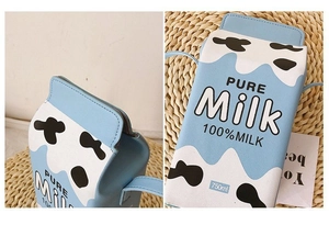 Détail du sac bandoulière boîte de lait créatif avec imprimé vache et cuir PU bleu