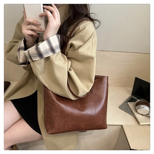 Détail du sac cabas rétro marron foncé avec coutures verticales pour le bureau et le quotidien