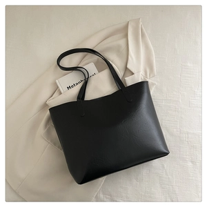 Détail du grand sac cabas en cuir PU noir avec texture souple et fines bandoulières