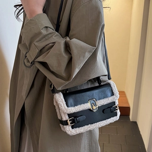 Borsa a tracolla retrò in pelle nera con bordo in shearling bianco e chiusura dorata