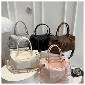 Minimalist large capacity travel tote bags in five colors with adjustable shoulder straps