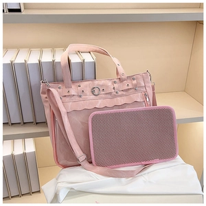 Détail de l'ita bag rose avec fenêtre transparente, boucle cœur et plaque filet